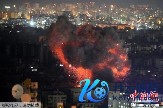 长途图：2024年10月27日，以色列对黎巴嫩都门贝鲁特南郊发动空袭，现场浓烟滔滔。